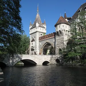 White & Gold , Budapest Hungría